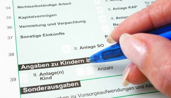 Ausfüllen eines Finanzamt-Formulares