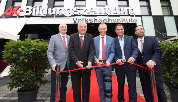 AK-Direktor Wolfgang Bartosch, Landeshauptmann Hermann Schützenhöfer, AK-Präsident Josef Pesserl, Landeshauptmann-Stellvertreter Michael Schickhofer und VHS-Geschäftsführer Martin Bauer (von links) bei der Eröffnung des AK-Bildungszentrums