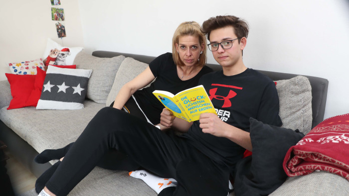 Simone Günther mit ihrem Sohn Roman. Der 16-Jährige hat trotz seiner Augenverletzungen inzwischen eine neue Lehre begonnen.