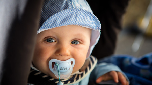 Baby mit Schnuller