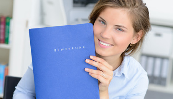 Frau mit Bewerbungsmappe