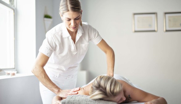 Nachdem die Masseurin ihre Schwangerschaft gemeldet hatte, löste ihr Chef das Dienstverhältnis "aus wirtschaftlichen Gründen".