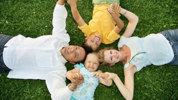 Familie auf Wiese
