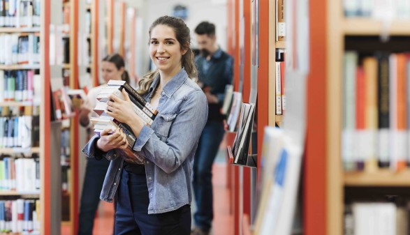 Die AK-Bibliothek bietet 100.000 Bücher, Hörbücher, DVDs und Magazine.
