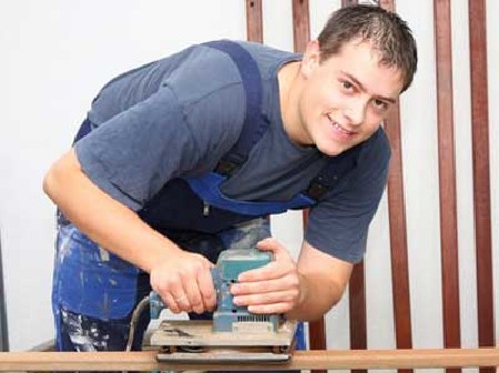 Tischler Lehrling bei der Arbeit