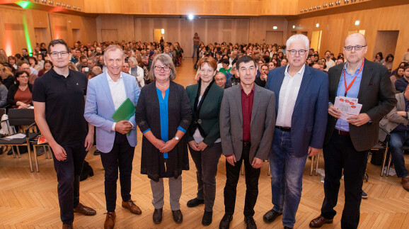Studienautor Patrick Hart, AK-Präsident Josef Pesserl, Beatrix Eiletz (AK-Vorstandsmitglied und Volkshilfe-Betriebsratsvorsitzende), Elisabeth Rappold (Gesundheit Österreich GmbH), Paul Jimenez (Uni Graz), Andreas Huss (ÖGK) und AK-Pfegeabteilungsleiter Alexander Gratzer (v. l.). 