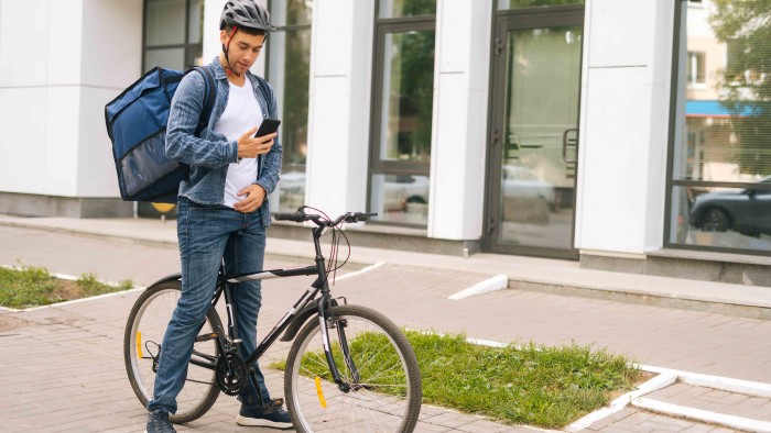 Wird das Privathandy für die Arbeit verwendet, gilt abzuklären, ob die Firmenleitung bei Schäden haftet.