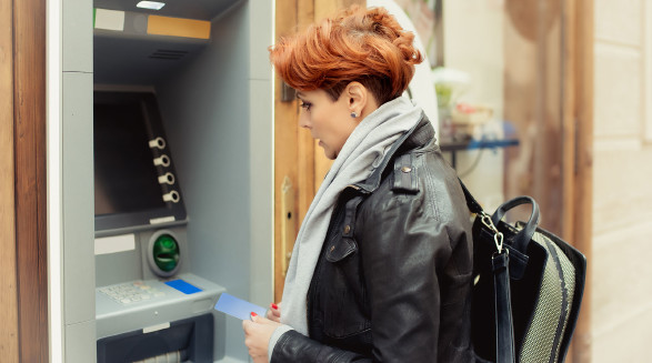 Bei gekennzeichneten Bankomaten darf eine Gebühr fürs Geldabheben berechnet werden.