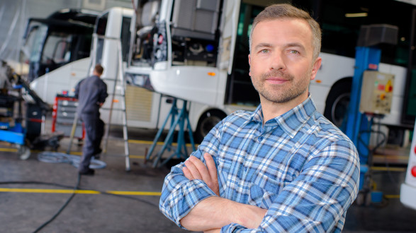 Mann in Bus-Werkstatt