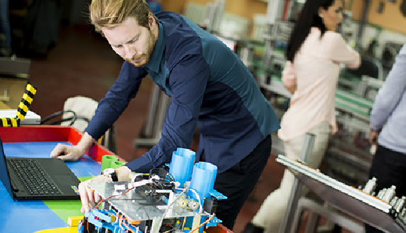 Industrie, Industrie 4.0, Digitalisierung, digitaler Wandel, Arbeit, Ingenieur, Technik, Techniker, Modell