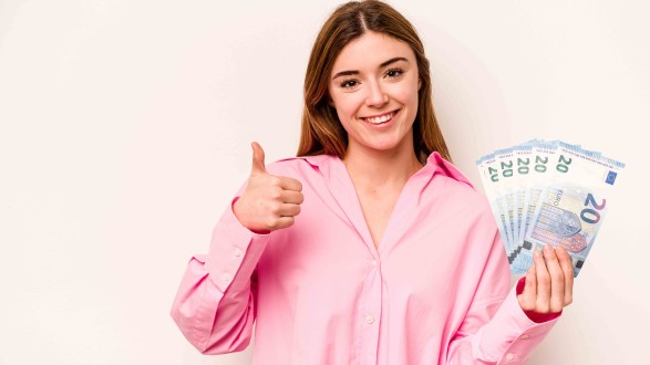 Glückliche Frau mit Geldscheinen